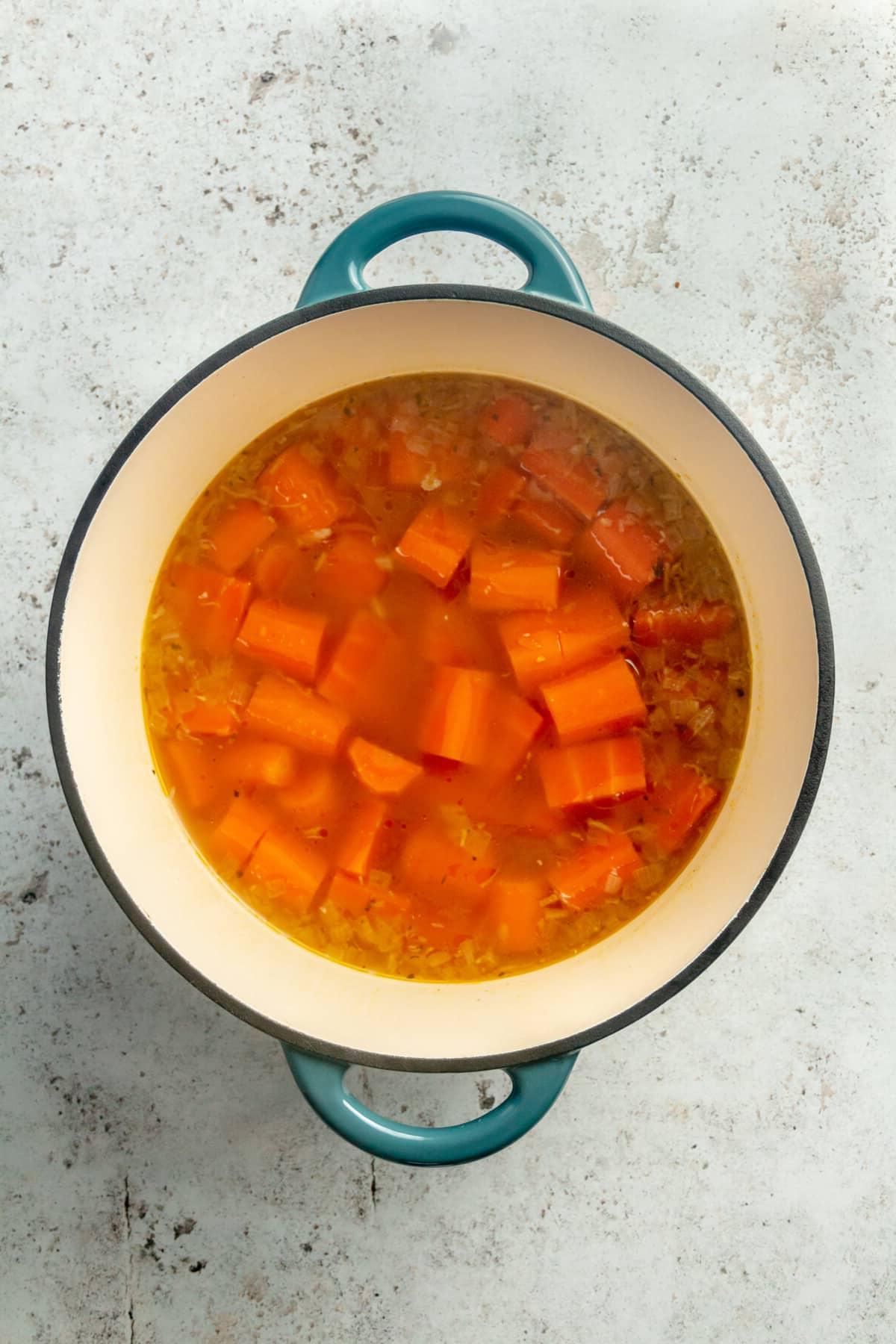 Thailändische Karotten-Ingwer-Suppe 5 Ein großer Topf Karottensuppe vor dem Pürieren.