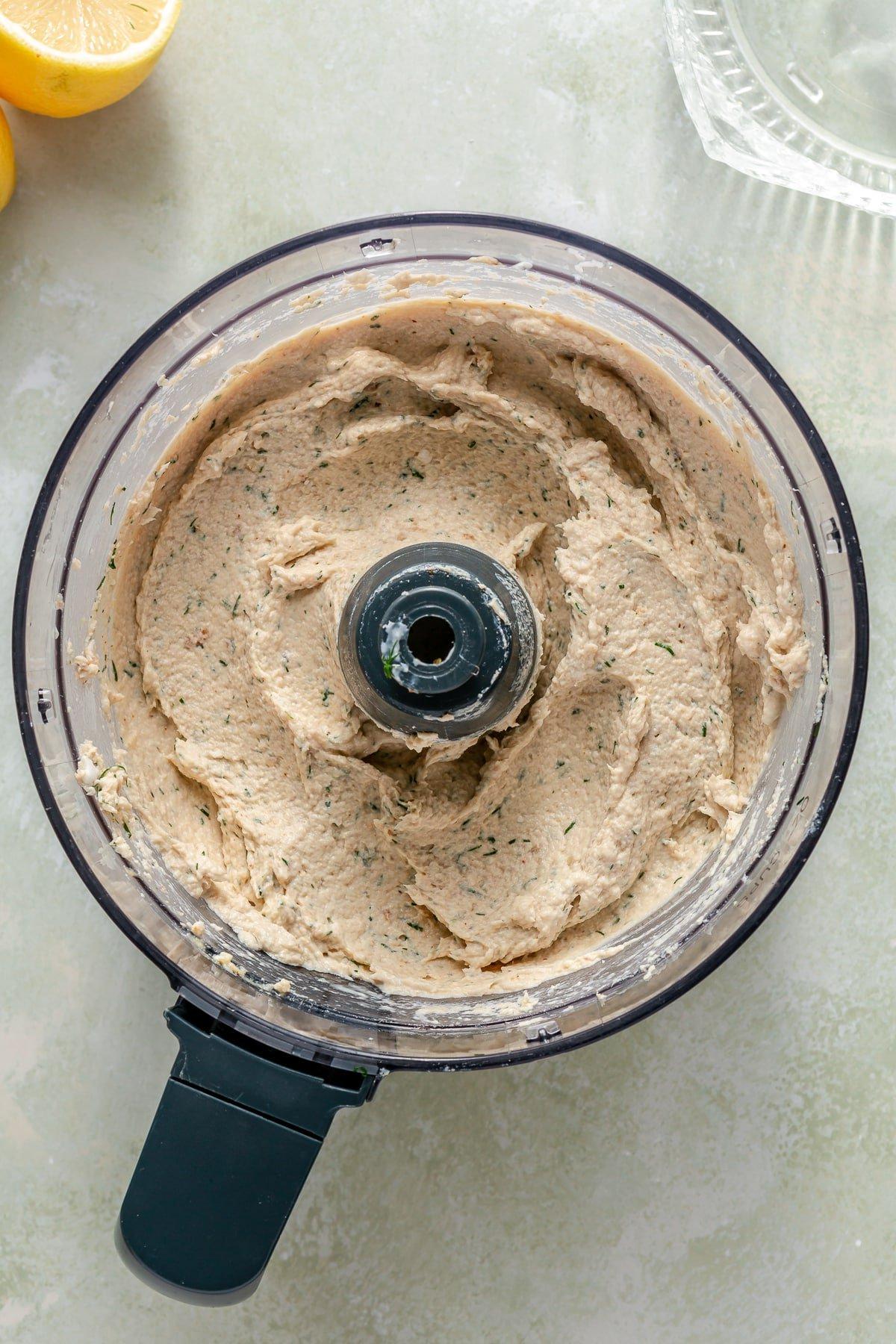 Zitronen-Dill-Hähnchensalat 5 Zitronen-Dill-Hähnchensalat in einer Küchenmaschine.
