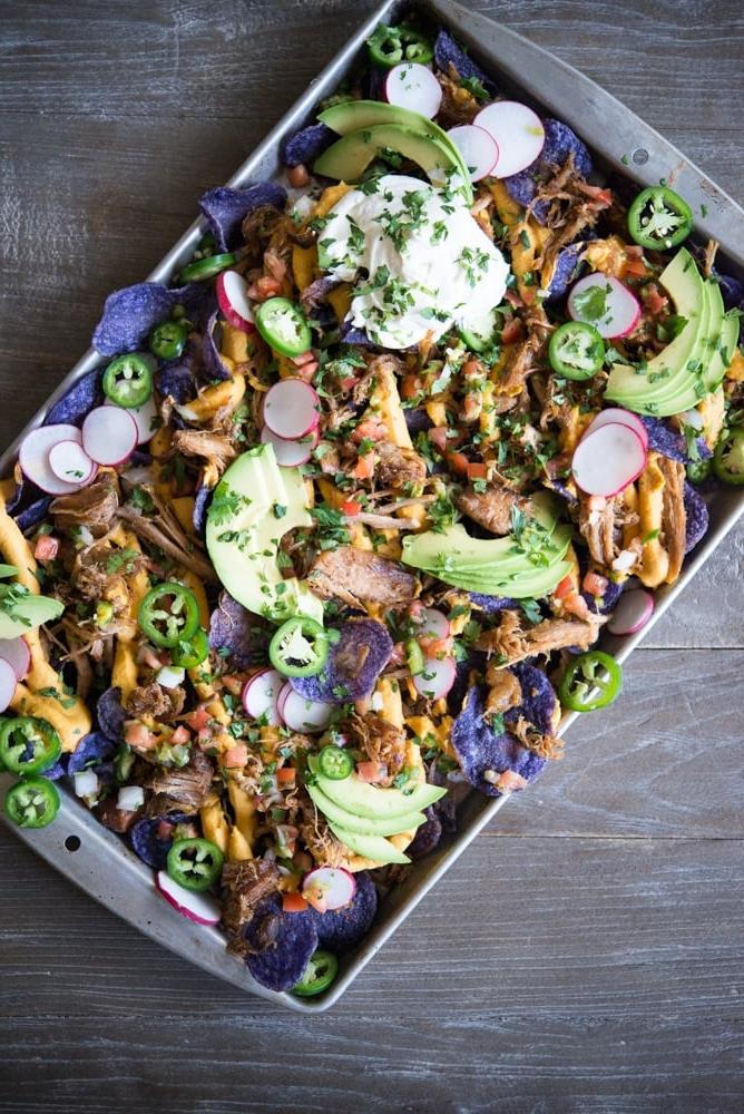 Fertig gestellte Carnitas Nachos auf einem Backblech, bereit zum Servieren und Genießen.