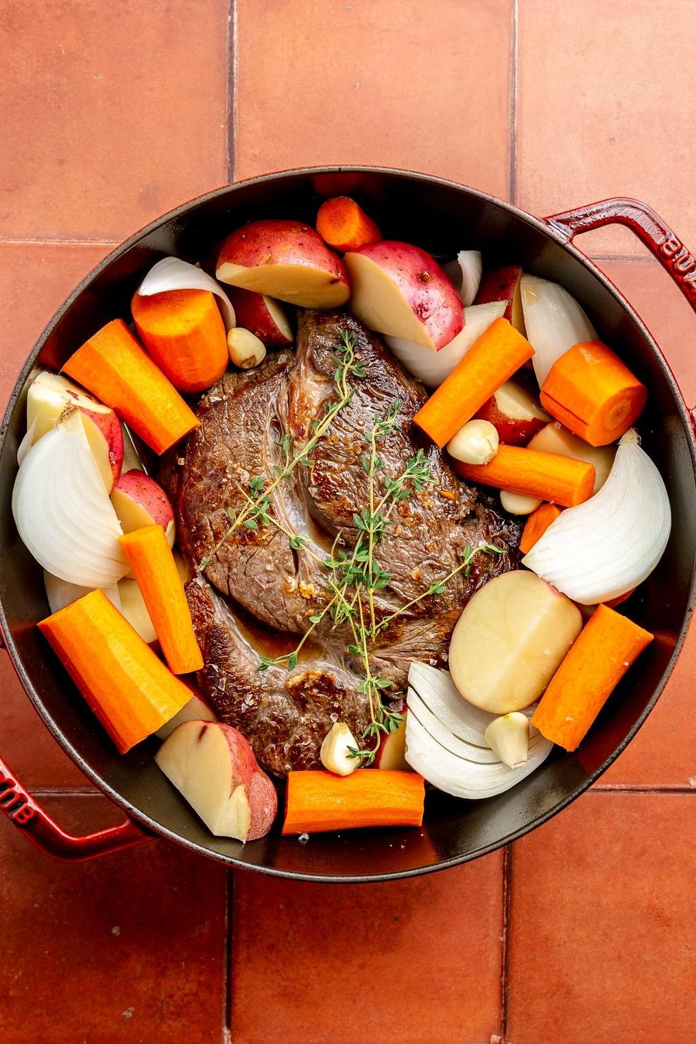 Klassisches Schmorbraten Rezept 5 Schritt 2: Gemüse und Brühe zum Schmorbraten geben