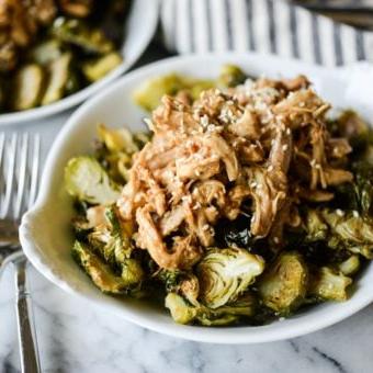 Mahlzeitenvorbereitung: Paleo Hoisin-Hähnchen-Bowls 5 Meal Prep Paleo Hoisin Chicken Bowls mit viel Sauce und garniert