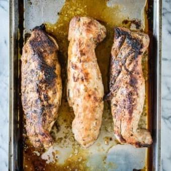 Perfektes Schweinefilet aus dem Ofen 5 3 gebackene Schweinefilets auf einem Edelstahlblech