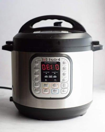 Eine Frontansicht eines Instant Pots, der auf 1 Stunde und 30 Minuten bei hohem Druck eingestellt ist
