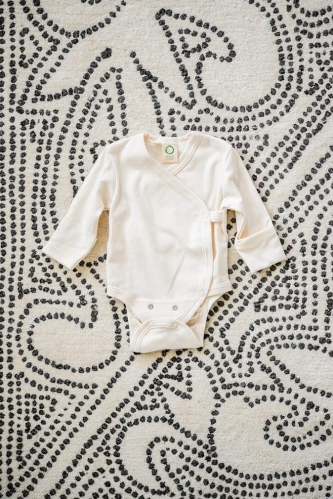 So wähle ich sicherere Babyprodukte 5 how I'm choosing safer baby products clothing on the floor