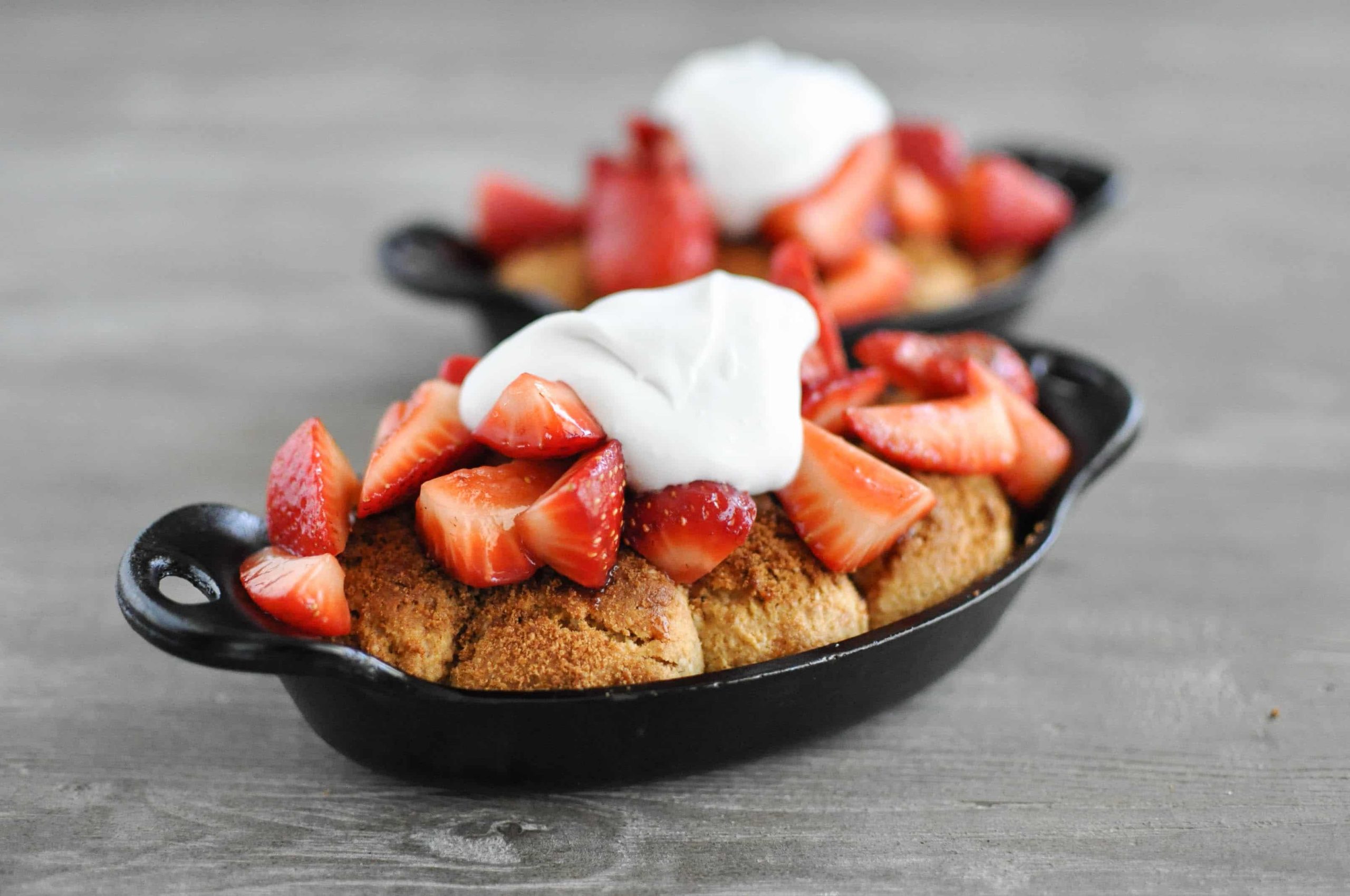 Erdbeer-Shortcake aus der Pfanne | Fed+Fit-3