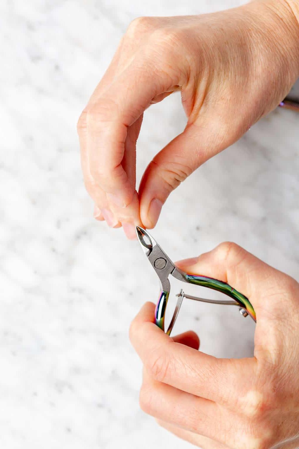 220831_Gel Manicure-13 Hände schneiden Nagelhaut mit Nagelhautschneider.