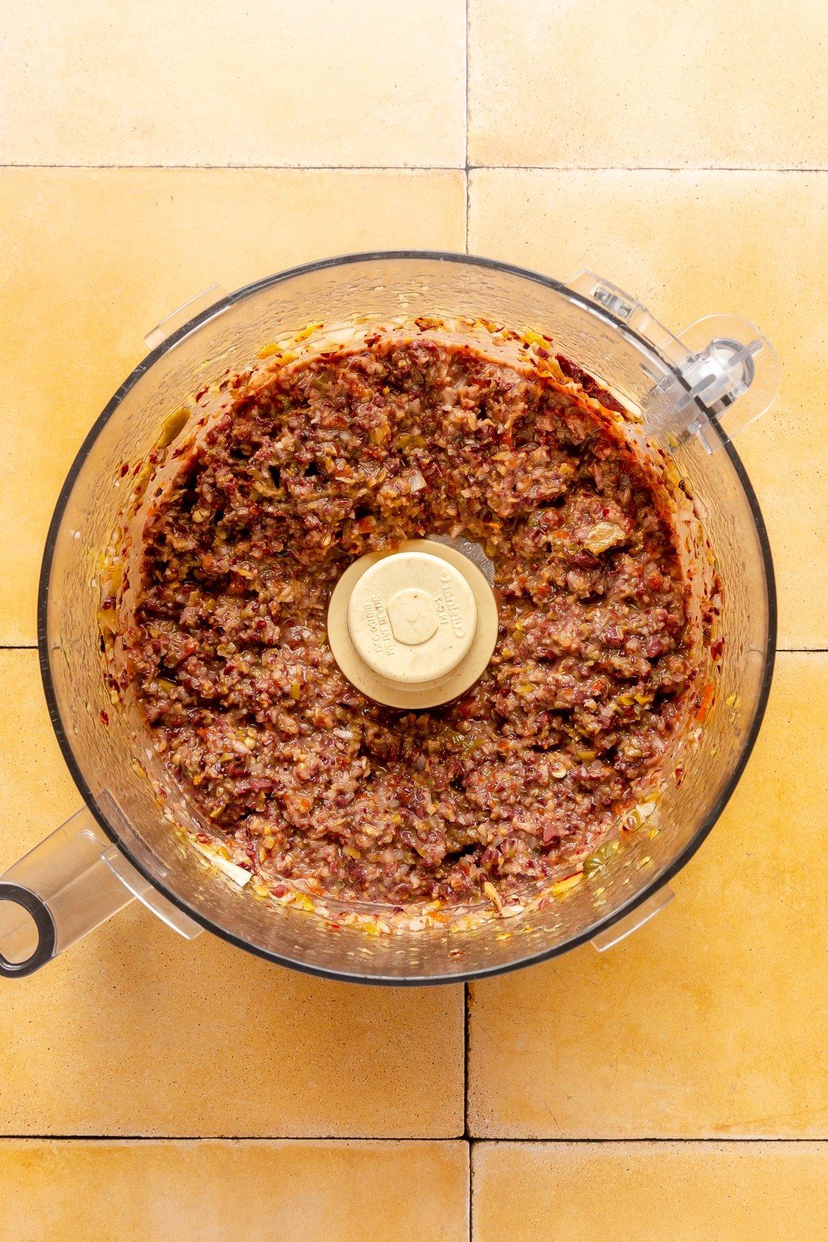 Oliven-Tapenade 5 Oliven-Tapenade in einer Küchenmaschine.