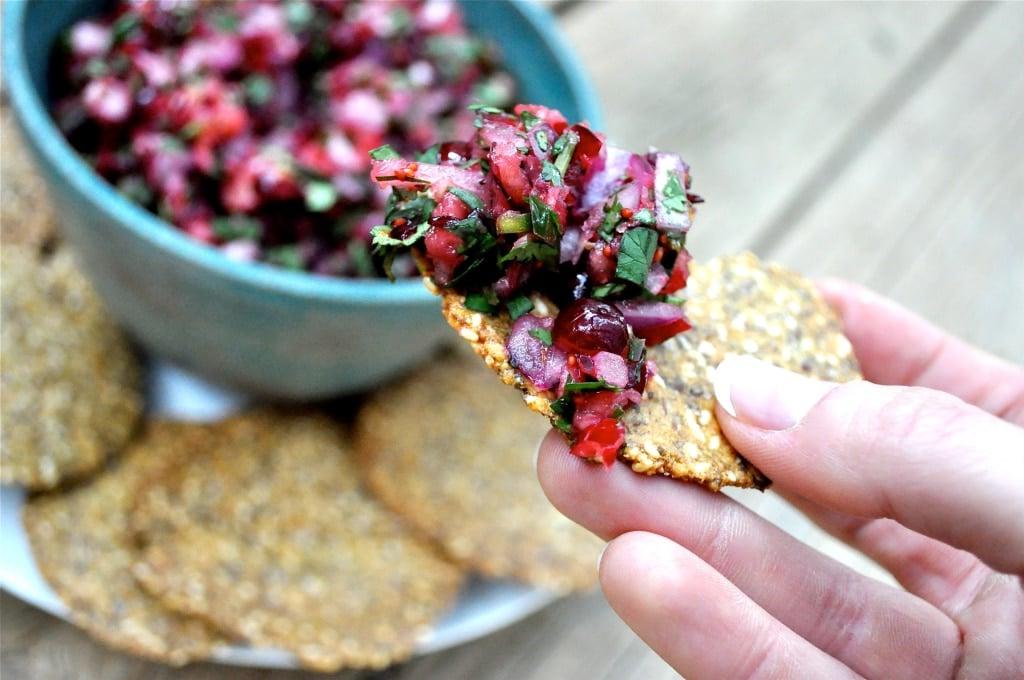 Teller mit Paleo-Chips und einer Schale Preiselbeer-Salsa