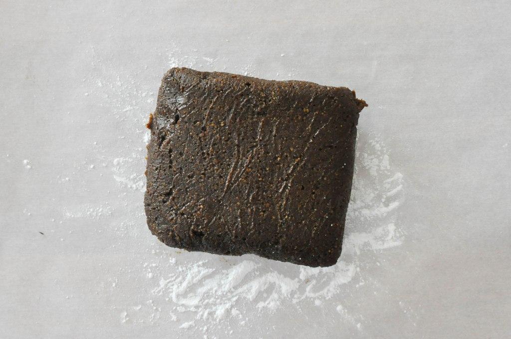 Paleo Lebkuchenhaus 42 Gekühlter Teig auf Backpapier mit Pfeilwurzelmehl