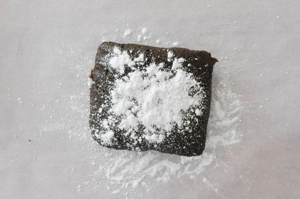 Paleo Lebkuchenhaus 43 Teig mit Pfeilwurzelmehl bestäuben