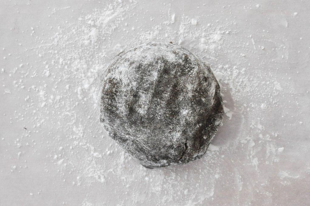 Paleo Lebkuchenhaus 44 Teig zu einer Kugel formen