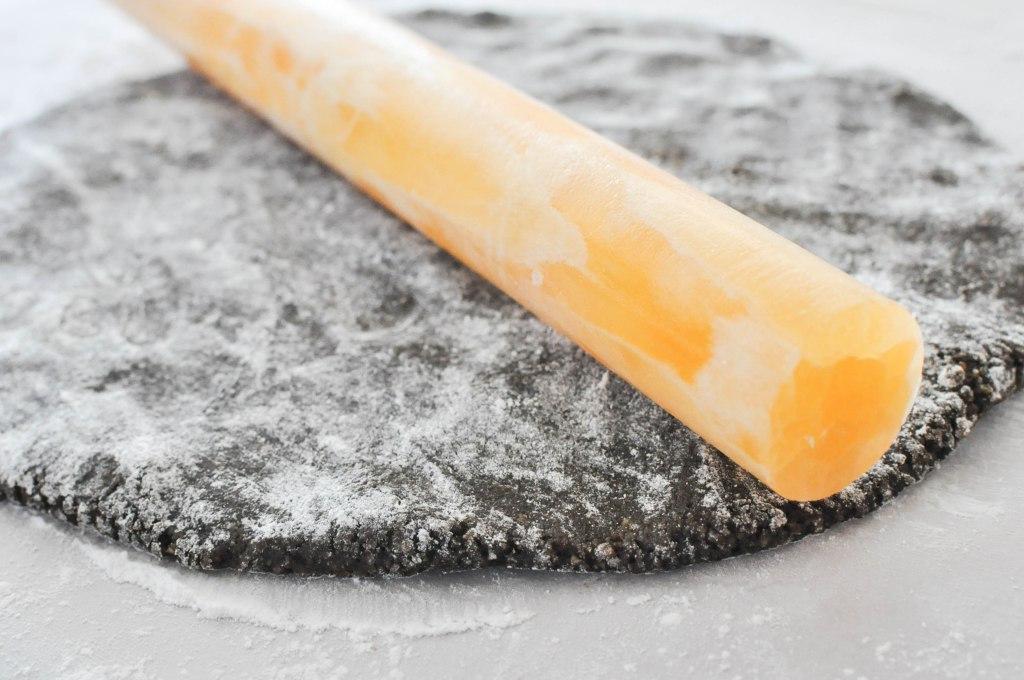 Paleo Lebkuchenhaus 46 Teig mit Nudelholz ausrollen