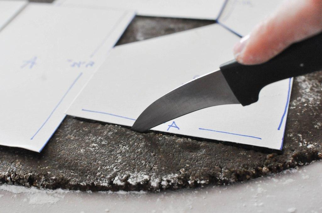 Paleo Lebkuchenhaus 50 Teig entlang der Schablonen schneiden