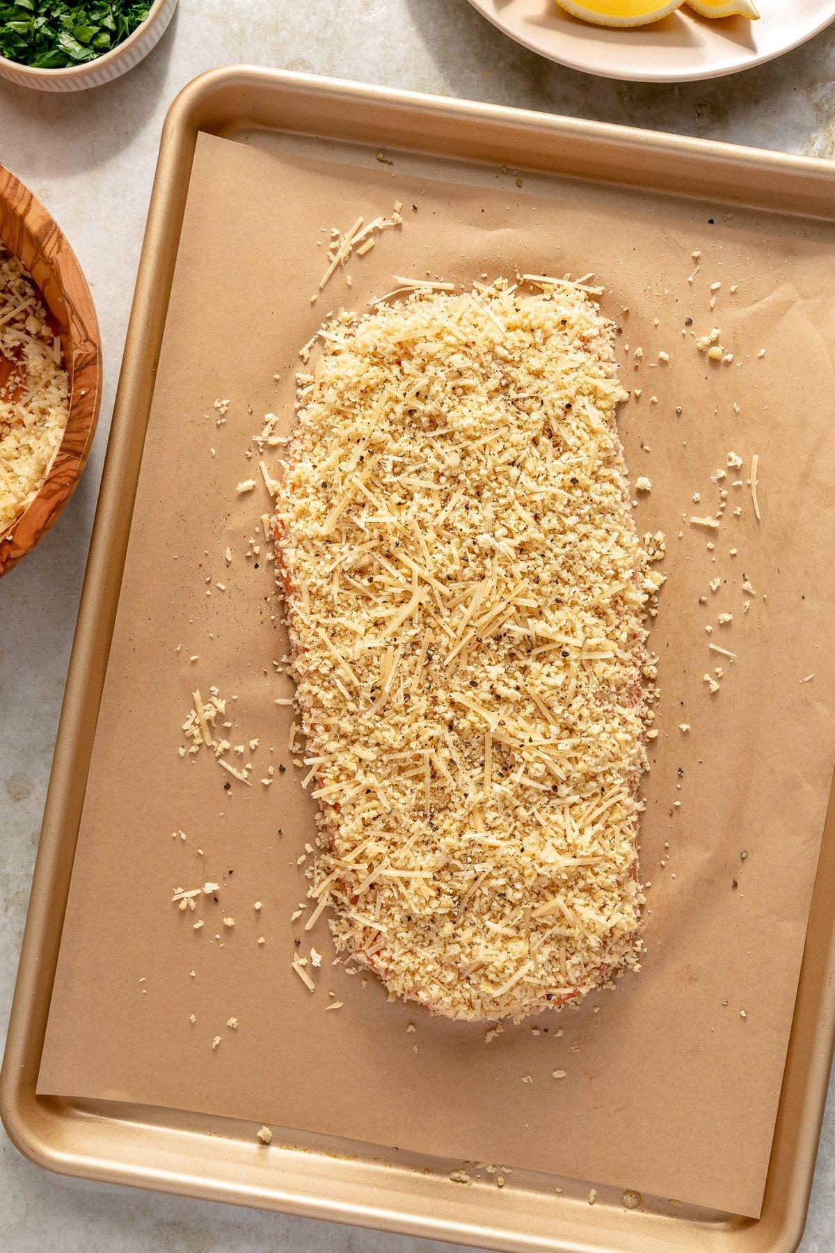 Lachs mit Parmesankruste 6 Die Parmesan-Panko-Mischung wird gleichmäßig auf das Lachsfilet aufgetragen und angedrückt.