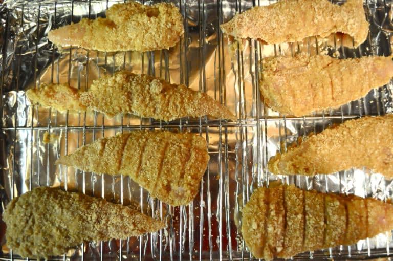 Hähnchen erneut in Mandelmehl wälzen Hähnchenstreifen panieren Schritt 3