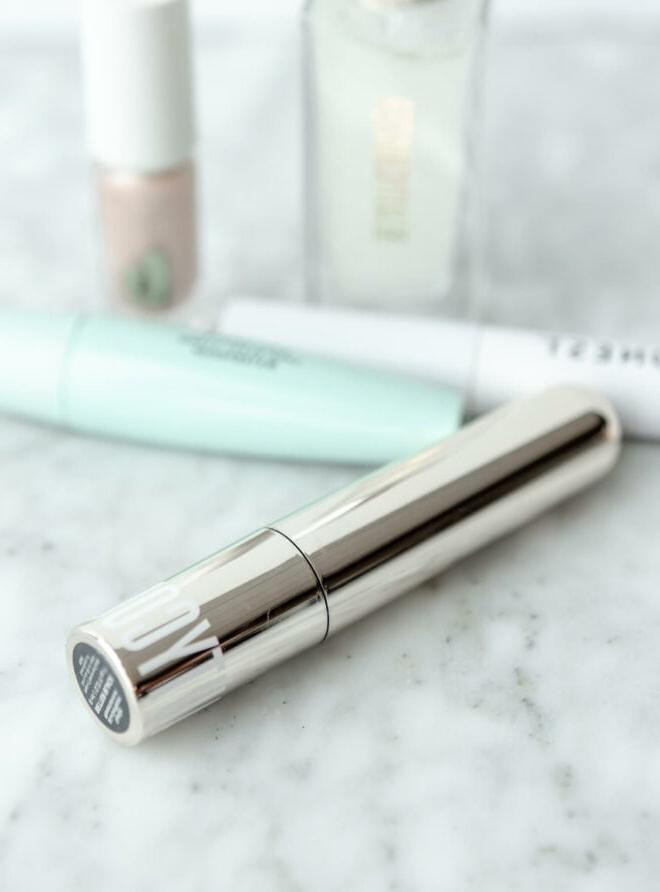 Beste Reine Mascara 6 Beautycounter Mascara auf einer grau-weißen Marmoroberfläche mit anderem Make-up im Hintergrund.