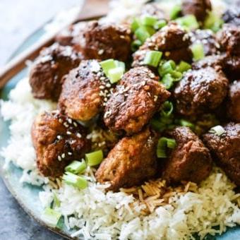 Puten-Teriyaki-Hackbällchen aus dem Schongarer 6 Diese Teriyaki-Puten-Hackbällchen sind glutenfrei und Paleo, schnell zubereitet
