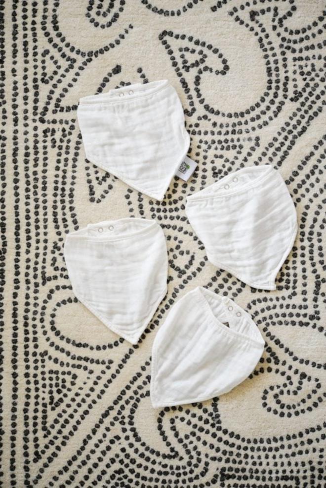 So wähle ich sicherere Babyprodukte 6 how I'm choosing safer baby products bibs on the floor