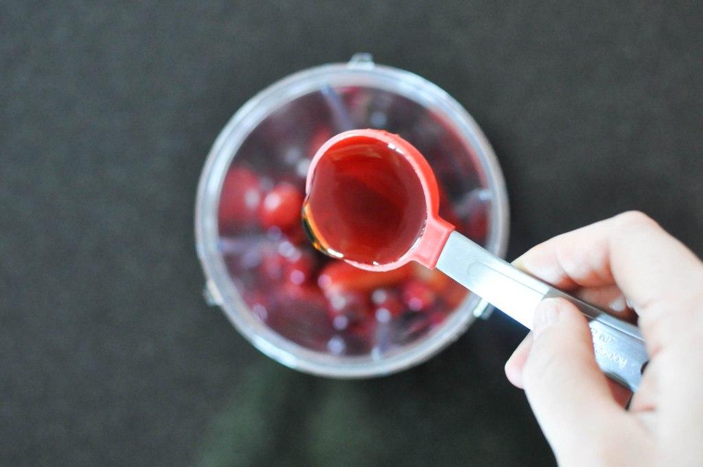 Paleo Lebkuchenhaus 6 Mischung aus Erdbeeren und Cranberries im Mixer
