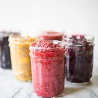 **Chiamarmelade 3 Wege** 6 Einmachgläser mit verschiedenfarbiger Chia-Marmelade, seitliche Ansicht