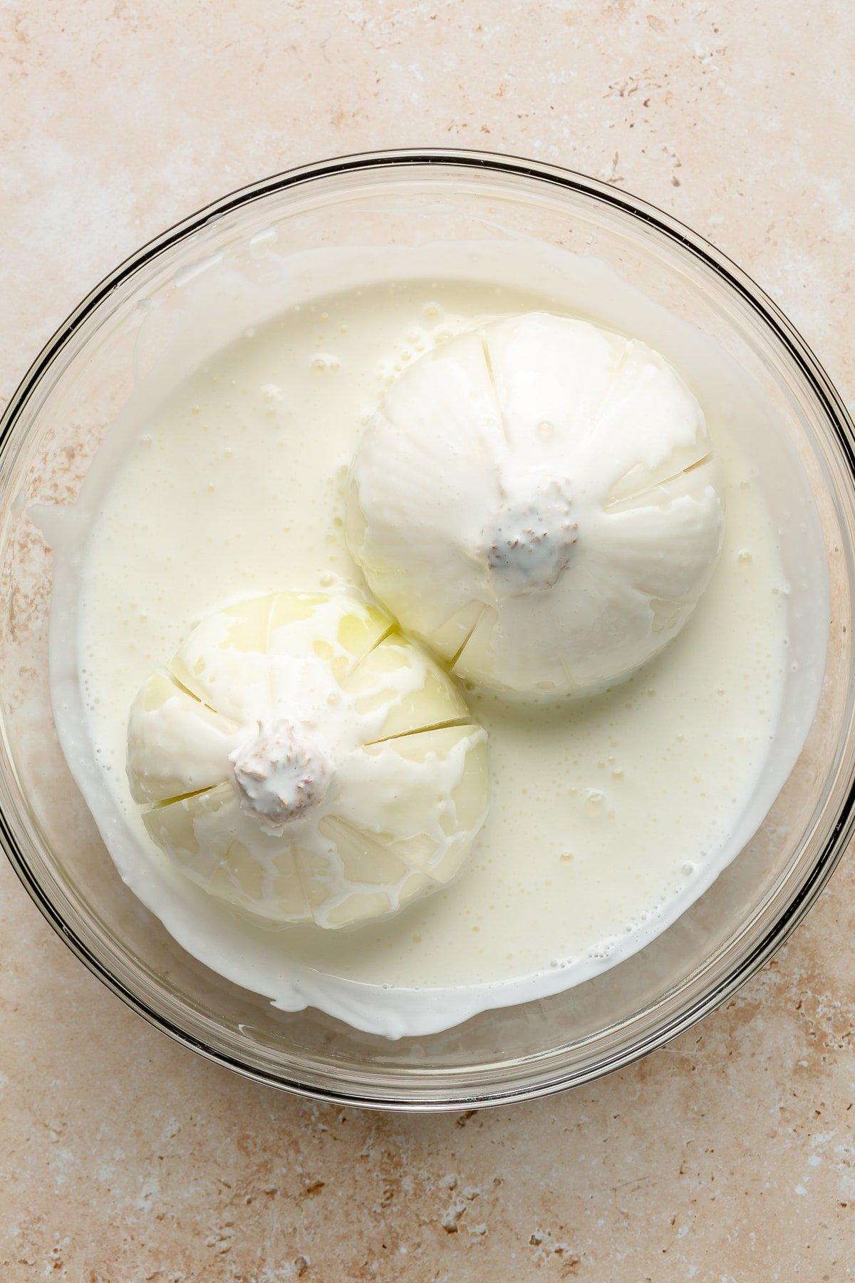 Heißluftfritteuse Blühende Zwiebel 6 Schritt 3: Die vorbereitete Zwiebel wird vollständig in eine kleine Schüssel mit Buttermilch gelegt, um sie einzuweichen und zarter zu machen.