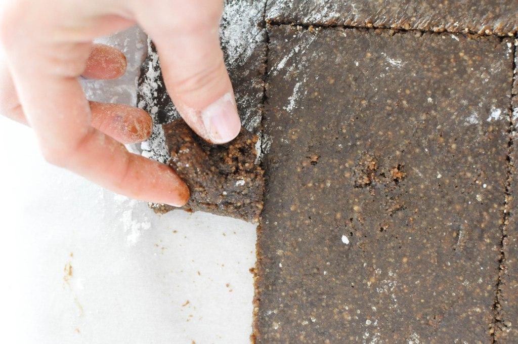 Paleo Lebkuchenhaus 52 Überschüssigen Teig entfernen