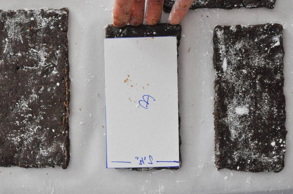 Paleo Lebkuchenhaus 55 Lebkuchenteile auf dem Backblech korrigieren