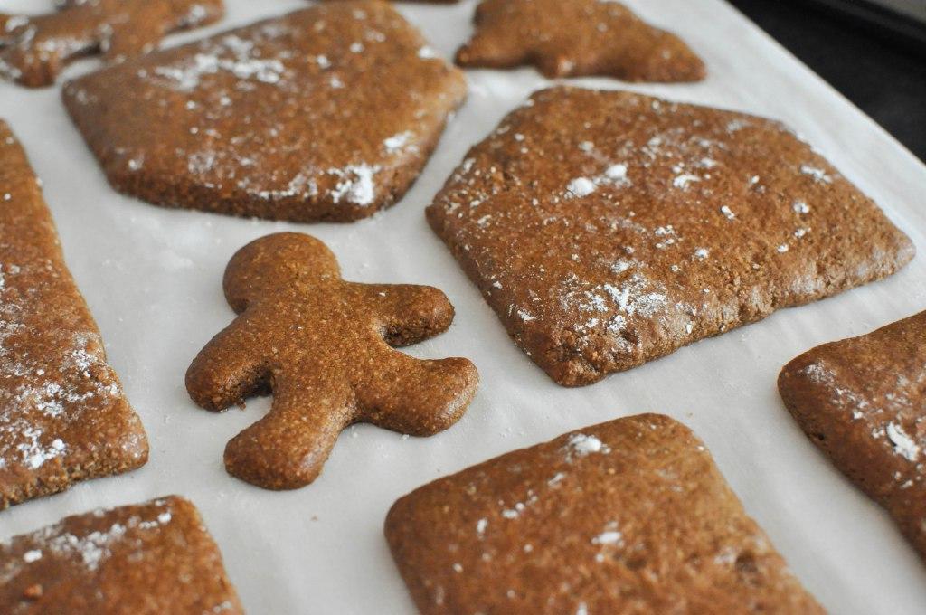Paleo Lebkuchenhaus 57 Frisch gebackene Lebkuchenteile auf dem Backblech