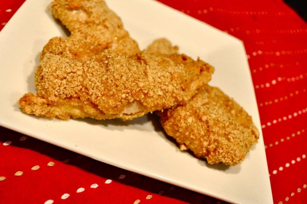 Paleo Hähnchen-Nuggets auf dem Backblech vor dem Backen