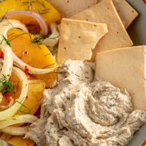 Zitronen-Dill-Hähnchensalat 7 Ein samtig-glatter Zitronen-Dill-Hähnchensalat, serviert neben einem Nektarinensalat und Crackern.