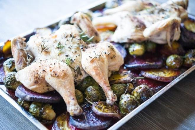 Flachgegrilltes Hähnchen vom Backblech Abendessen