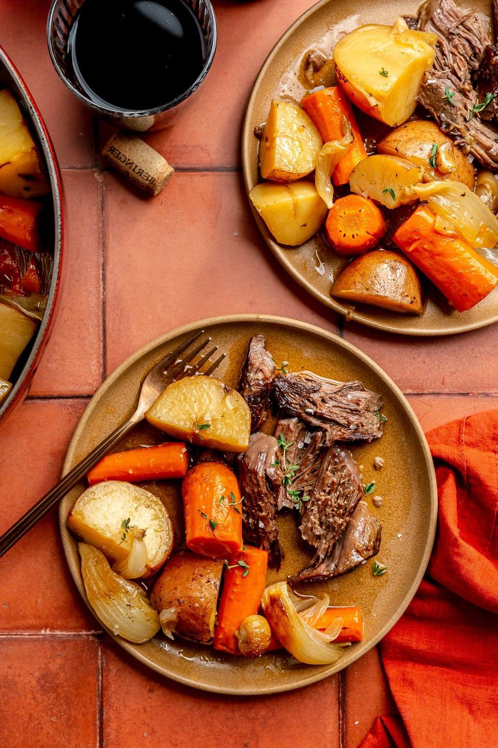 Klassisches Schmorbraten Rezept 7 Klassischer Rinderschmorbraten auf dem Teller angerichtet