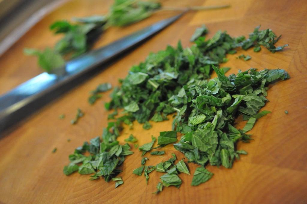 Frische Minze für den Salat