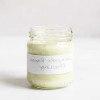 Jalapeño-Ranch-Dressing 5 Ein kleines, beschriftetes Glas gefüllt mit Jalapeño Ranch Dressing.