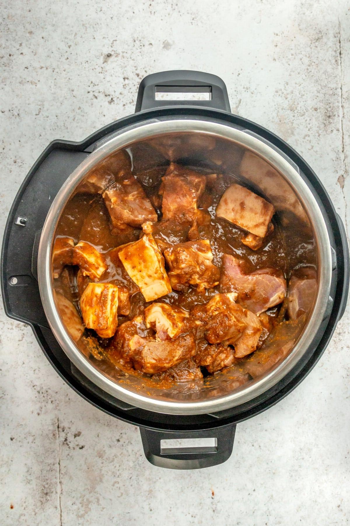 Tacos Al Pastor Rezept 7 Stücke von mariniertem Schweineschulterfleisch im Instant Pot auf hellem Hintergrund.