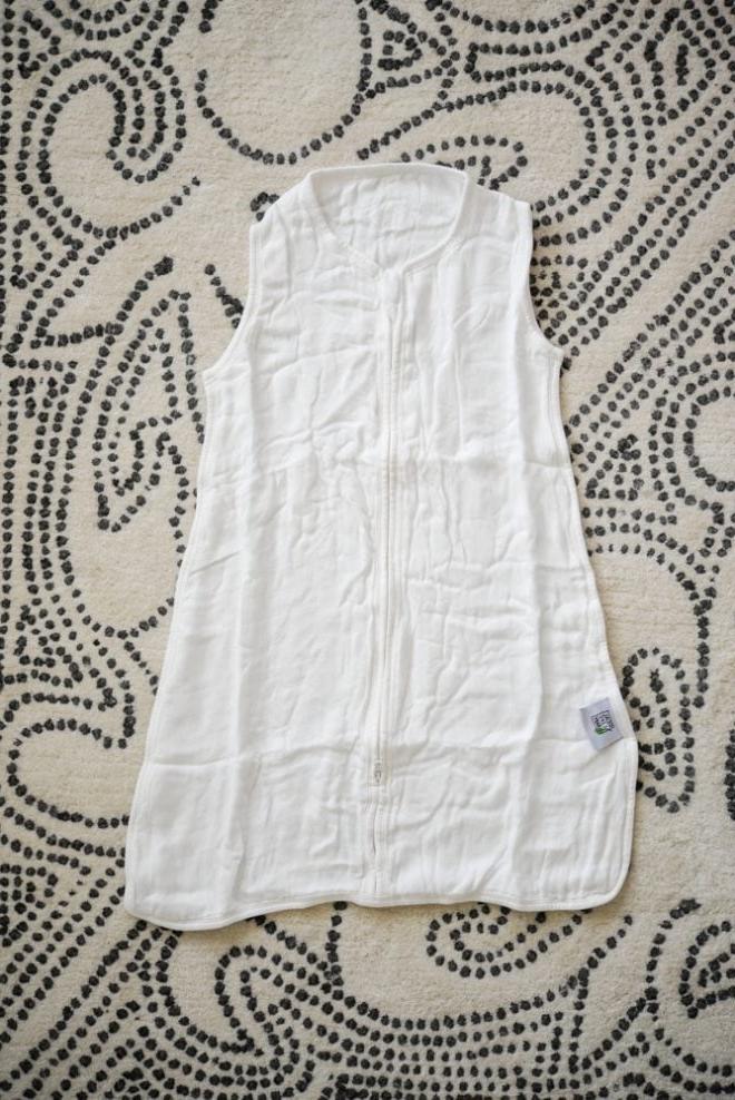 So wähle ich sicherere Babyprodukte 7 how I'm choosing safer baby products clothing on the floor