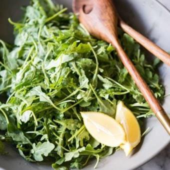 Rucola Salat mit Zitrone und Meersalz 7 Rucola Salat mit Zitrone und Meersalz in einer Schüssel