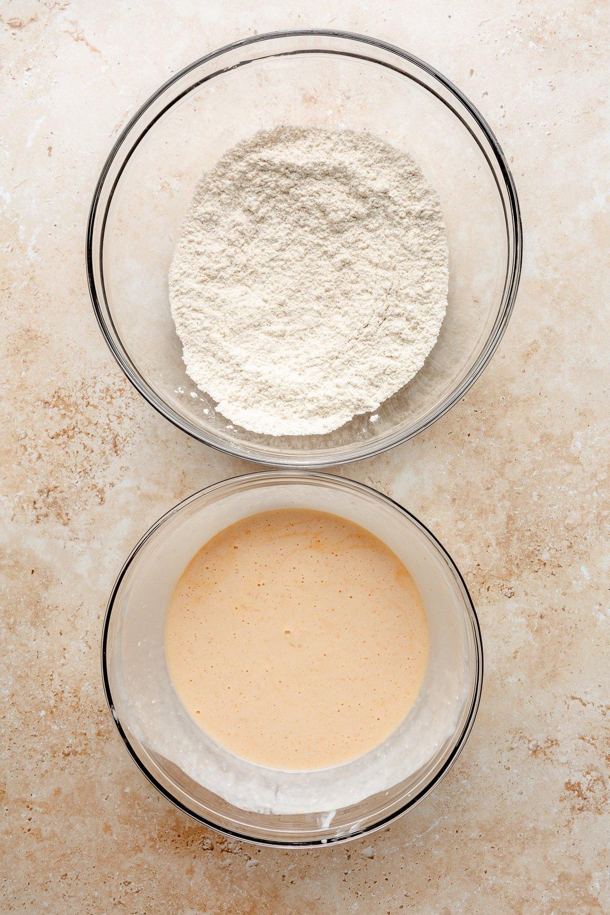 Heißluftfritteuse Blühende Zwiebel 7 Schritt 4: In getrennten Schüsseln werden die Zutaten für den feuchten Buttermilch-Teig (mit Ei und scharfer Soße) und die trockene Mehl-Panade (mit Gewürzen) vorbereitet.