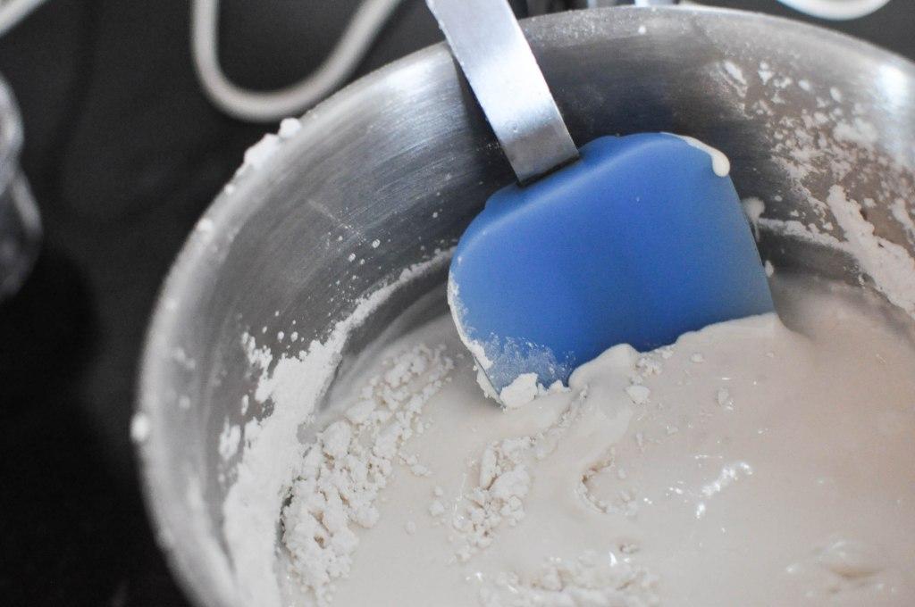 Paleo Lebkuchenhaus 65 Royal Icing bei hoher Geschwindigkeit mixen