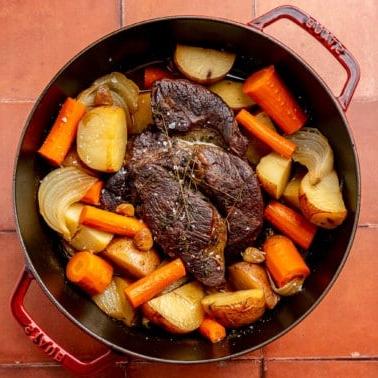 Klassisches Schmorbraten Rezept 8 Klassischer Schmorbraten auf dem Teller angerichtet mit Soße