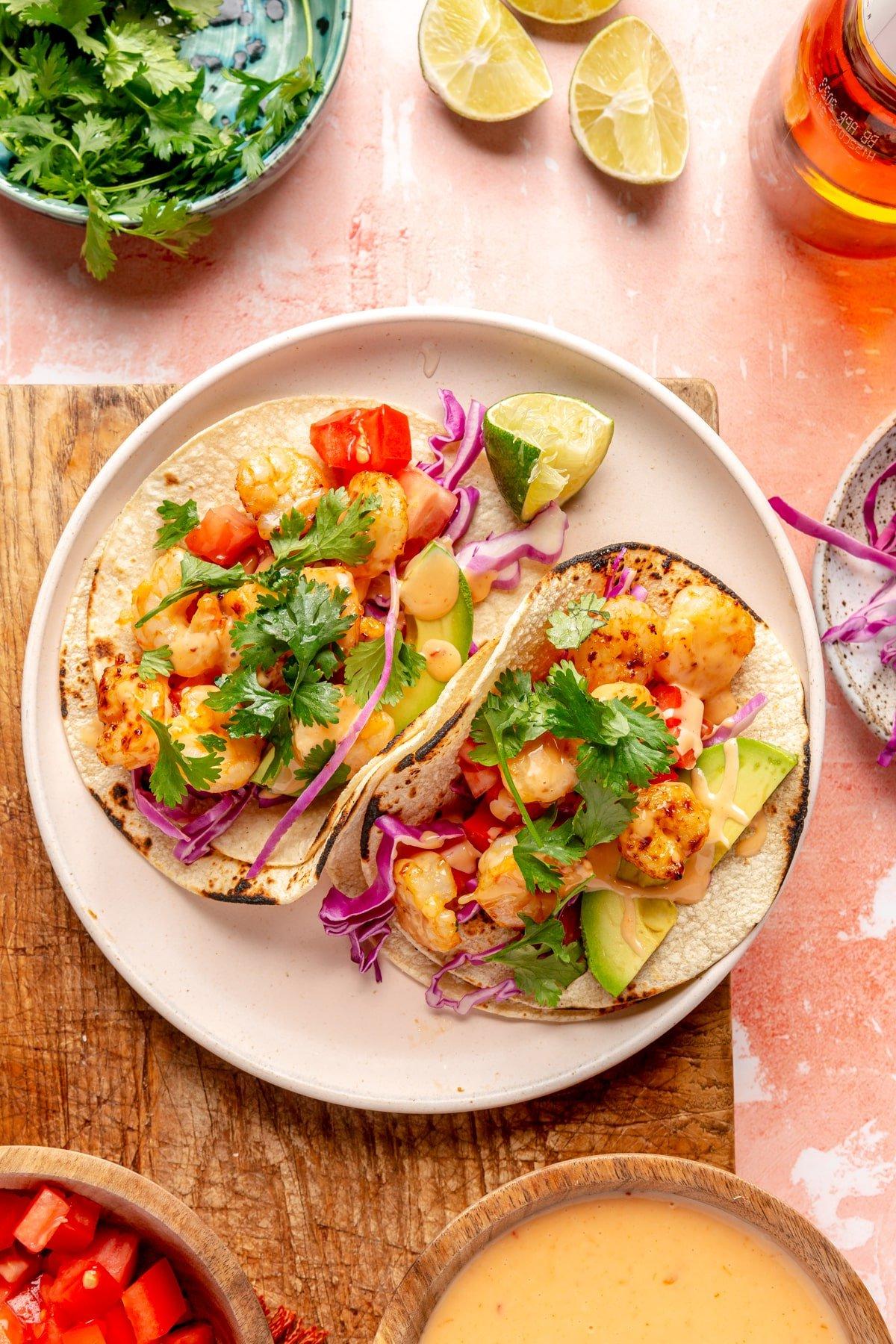Scharfe Bang Bang Garnelen Tacos 8 Cremefarbene Platte mit perfekt angerichteten scharfen Bang Bang Garnelen Tacos, bereit zum Genießen.