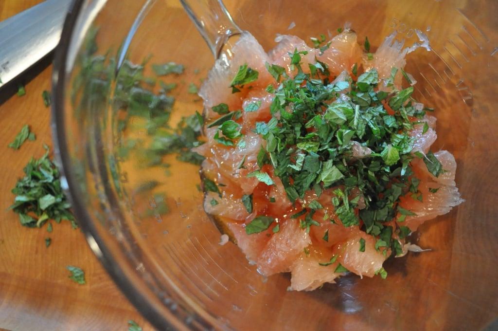 Pomelo-Minz-Salat in einer Servierschale