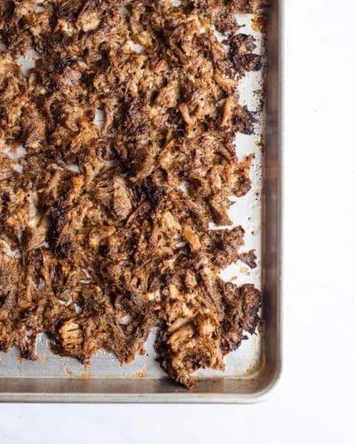 Knusprige Schweinefleisch-Carnitas auf einem Backblech