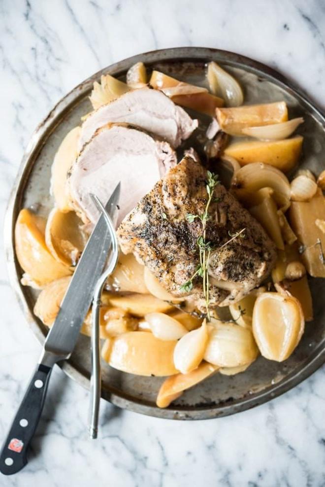 Apfelwein-Schweinebraten 8 Servierfertiger Schweinefiletbraten mit Apfelwein, geschnitten und angerichtet.