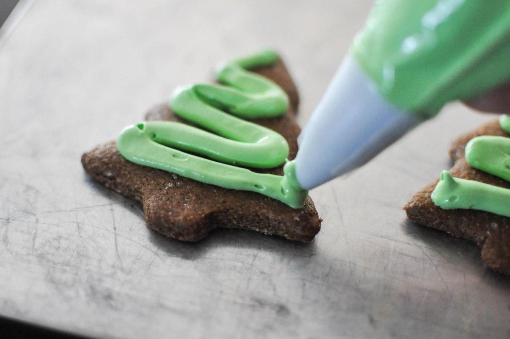 Paleo Lebkuchenhaus 79 Dekorationen vor dem Trocknen anbringen