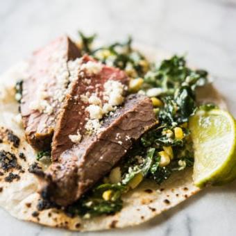 Carne Asada Tacos Rezept mit Adobo-Limetten-Marinade 9 Rindfleisch Carne Asada auf Grünkohl und Krautsalat in einer Maistortilla auf einem Marmorbrett