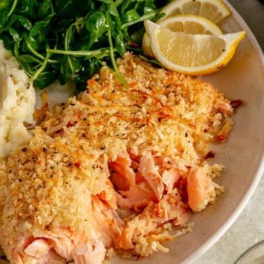 Lachs mit Parmesankruste 9 Detailansicht eines perfekt gebackenen Lachsfilets mit Parmesan-Kruste.