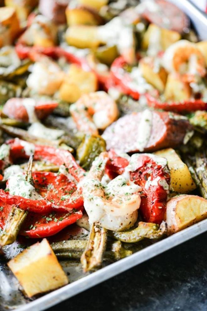 Cajun Garnelen vom Backblech 9 Ein Ofenblech beladen mit Wurst, Garnelen, Kartoffeln, Spargel und roten Paprika, übergossen mit einer cremigen Soße