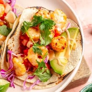 Scharfe Bang Bang Garnelen Tacos 9 Bild der Rezeptentwicklerin Cassy Joy Garcia lächelnd.