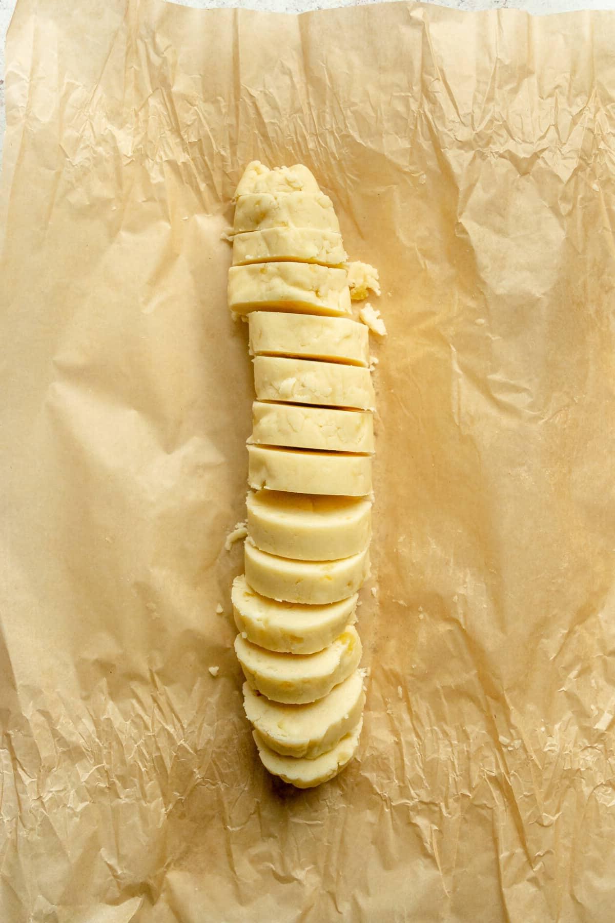 **Weiße Schokoladen-Pfefferminz-Kühlschrankkekse** 9 Gekühlte, geschnittene Kekse auf Backpapier, bereit zum Backen.